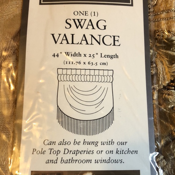 Croscill swag valence Portrait (Roses 9n tan background) jacquard with tassels - Picture 3 of 8